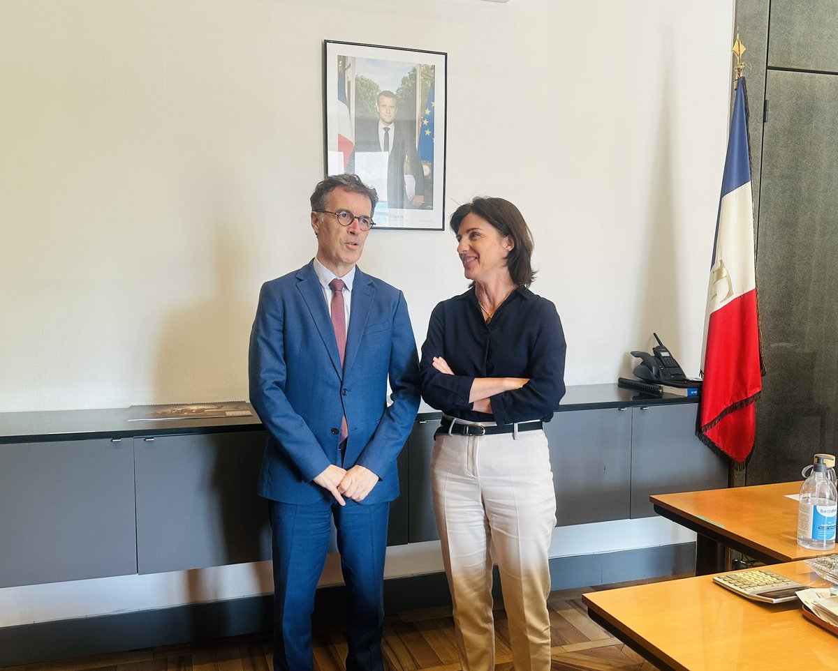 Académie de Grenoble (@acgrenoble) on Twitter photo Le recteur Philippe Dulbecco a rencontré la <a href="/Prefet38/">Préfète de l'Isère 🇨🇵🇪🇺</a> pour aborder les priorités de l’école républicaine : faire de la sécurité des établissements un axe central, et transmettre à chaque élève le respect de l’égale dignité, de la liberté et de la laïcité. Le recteur Philippe Dulbecco a rencontré la <a href="/Prefet38/">Préfète de l'Isère 🇨🇵🇪🇺</a> pour aborder les priorités de l’école républicaine : faire de la sécurité des établissements un axe central, et transmettre à chaque élève le respect de l’égale dignité, de la liberté et de la laïcité.