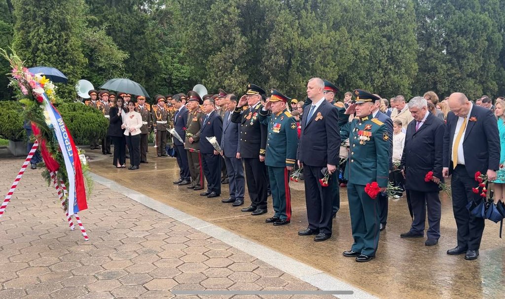 Состоялась торжественная церемония возложения венков по случаю 80-летия Победы. Сотрудники дипмиссии во главе с Послом А.И. Мацегорой почтили память героев, возложив цветы к Монументу Освобождения на сопке Моранбон, а также к могилам воинов на советском мемориальном кладбище.
