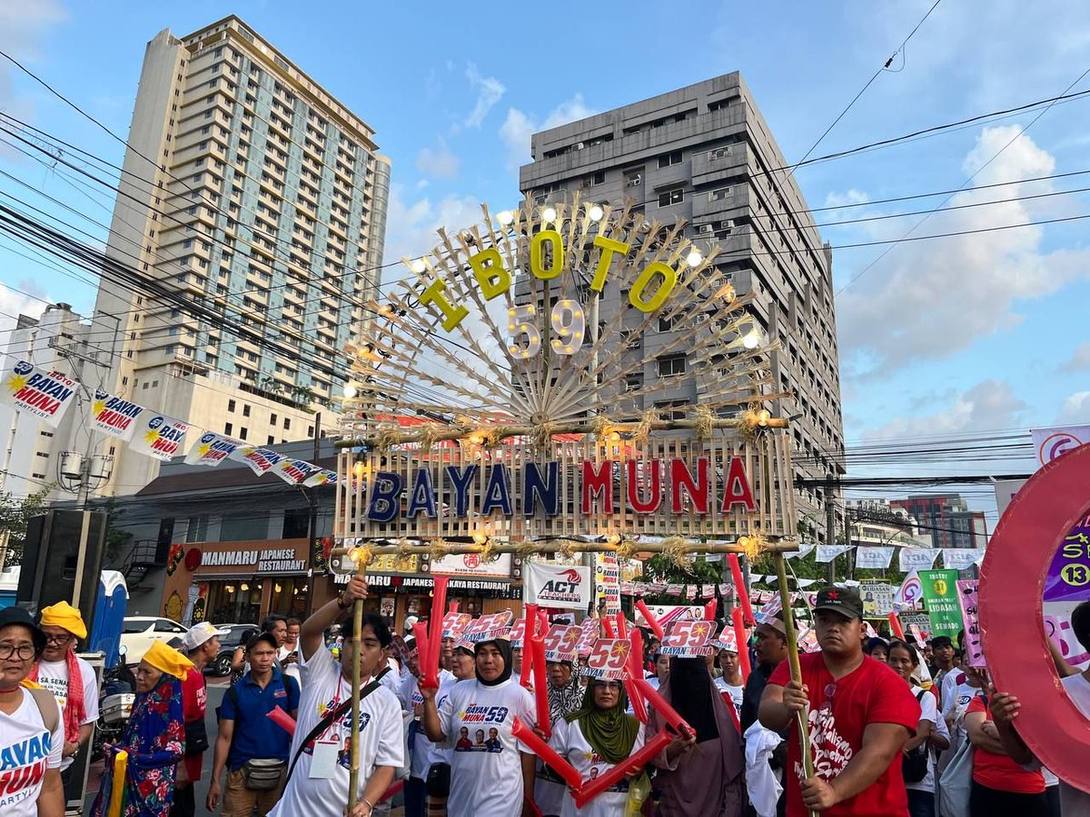 rapplerdotcom's tweet image. Makabayan’s senatorial bets and party-list groups, along with their supporters, march in Quezon City for their miting de avance on Friday, May 9. #PHVote | via Iya Gozum/Rappler