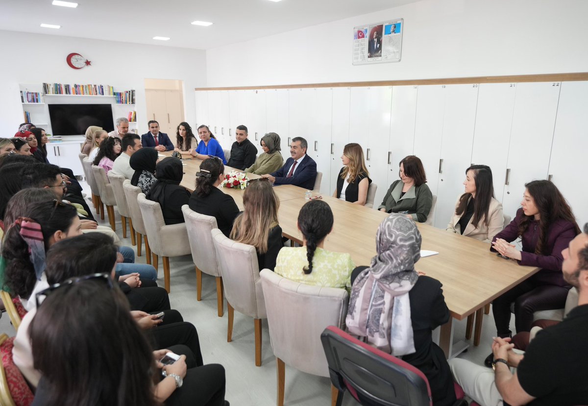 📍İstanbul / Okul Ziyareti

Zeytinburnu Atatürk İlkokulumuzu ziyaret ettik. Sevgili evlatlarımızın derslerine misafir olduk, bisiklet etkinliklerini keyifle izledik. Çocuklarımızın pedal çevirirken yüzlerindeki neşe, hepimize enerji verdi.

Kıymetli öğretmenlerimizle bir araya