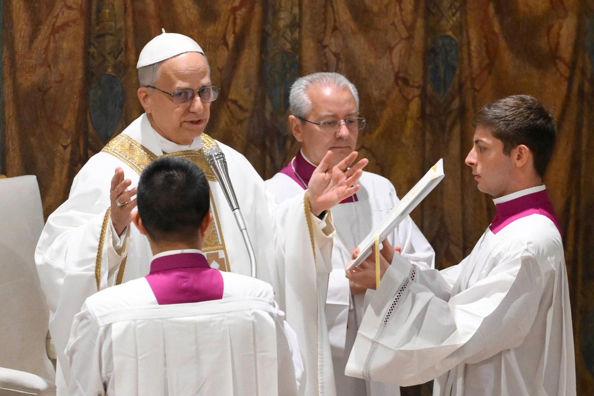 VaticanNewsPL's tweet photo. Wiara chrześcijańska bywa uważana za coś absurdalnego, a wierzący są wyśmiewani i prześladowani. To jednak jest świat, wobec którego mamy dawać świadectwo radosnej wiary w Jezusa Zbawiciela – mówił Leon XIV w pierwszej homilii po wyborze na Papieża.

https://t.co/B2W0ZYDbfU https://t.co/Pw0OYMQmx1