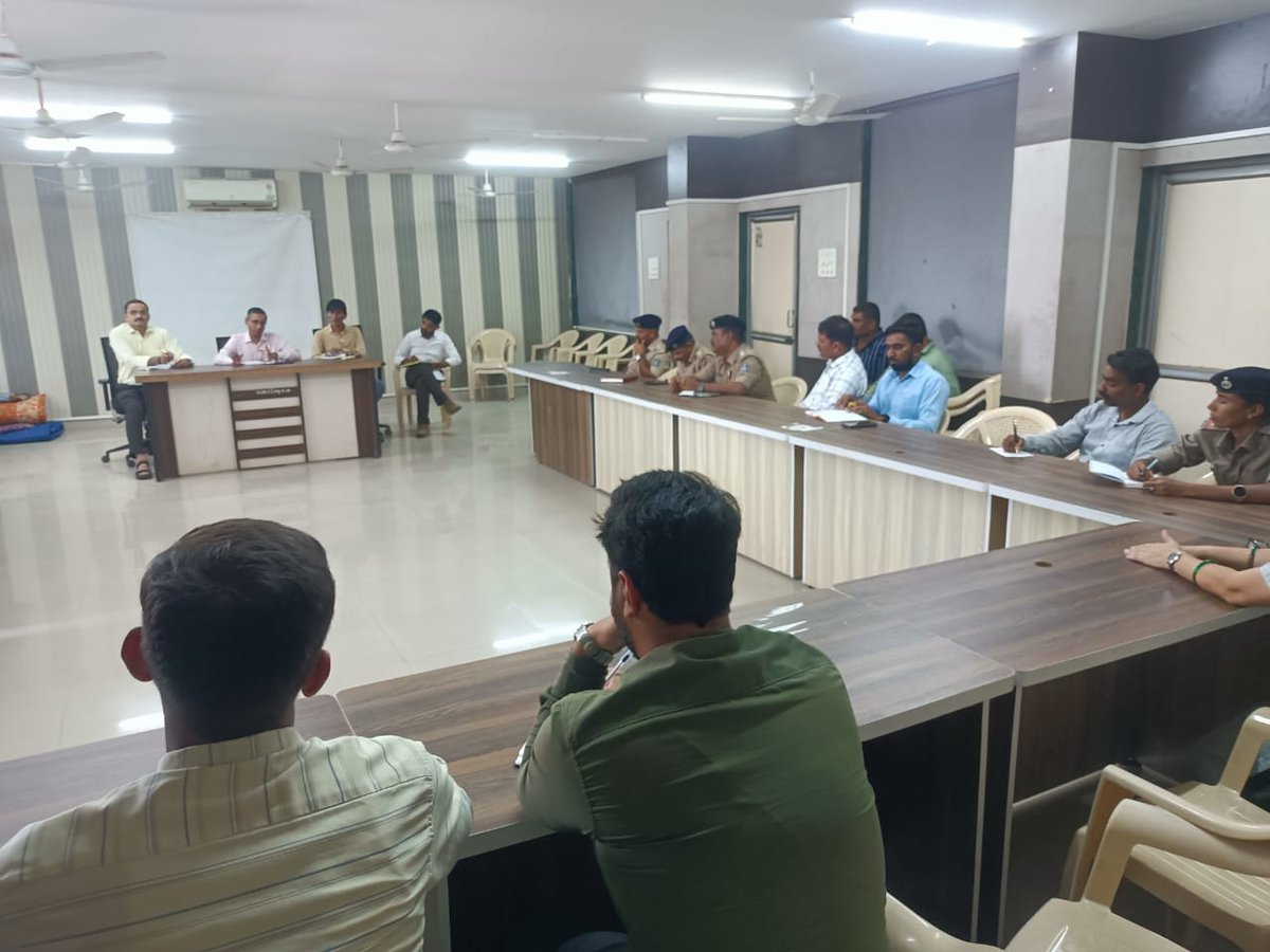 આજરોજ મે.પ્રાંત અધિકારી સાહેબ ની અધ્યક્ષતામાં રાજુલા તાલુકા સંકલન સમિતિ ના તમામ અધિકારીઓ સાથે બેઠકનું આયોજન કરી ઓપરેશન સિંદુર બાદ ની પરિસ્થિતિ ને પહોંચી વળવા તકેદારીના ભાગ રૂપે પૂર્વ તૈયારી રાખવા જરૂરી સૂચનો આપી ઉપલબ્ધ સંસાધનો અંગે ચર્ચા કરવામાં આવી