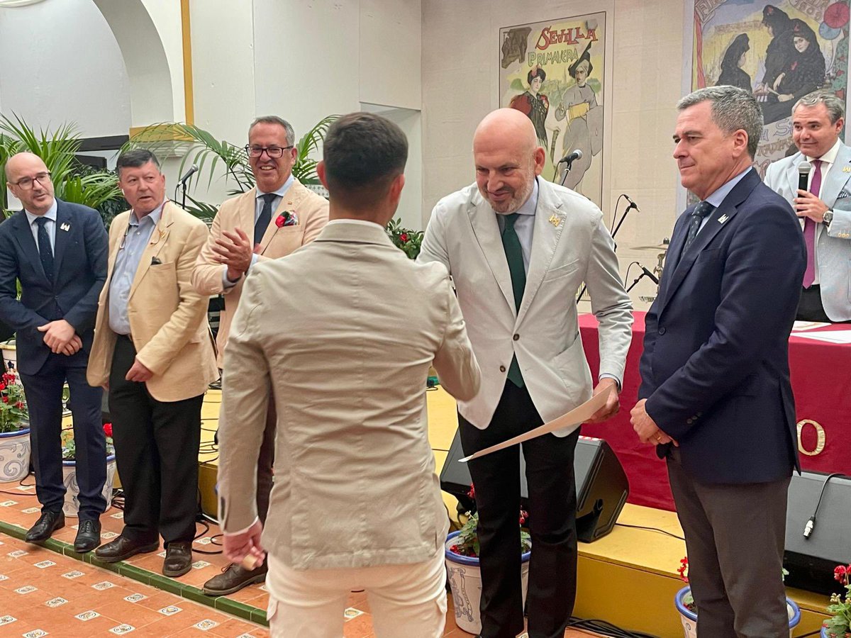Ayuntamiento de Sevilla (@ayto_sevilla) on Twitter photo El <a href="/Ayto_Sevilla/">Ayuntamiento de Sevilla</a> ha homenajeado en la #FeriadeAbril25 a la comunidad chilena 🇨🇱en Sevilla, protagonista con la portada dedicada el pabellón de Chile de la Expo del 29.
También se ha reconocido a los trabajadores de <a href="/ferrovial_es/">Ferrovial</a> y <a href="/GrupoElecnor/">Grupo Elecnor</a> por su trabajo en el montaje. El <a href="/Ayto_Sevilla/">Ayuntamiento de Sevilla</a> ha homenajeado en la #FeriadeAbril25 a la comunidad chilena 🇨🇱en Sevilla, protagonista con la portada dedicada el pabellón de Chile de la Expo del 29.
También se ha reconocido a los trabajadores de <a href="/ferrovial_es/">Ferrovial</a> y <a href="/GrupoElecnor/">Grupo Elecnor</a> por su trabajo en el montaje.