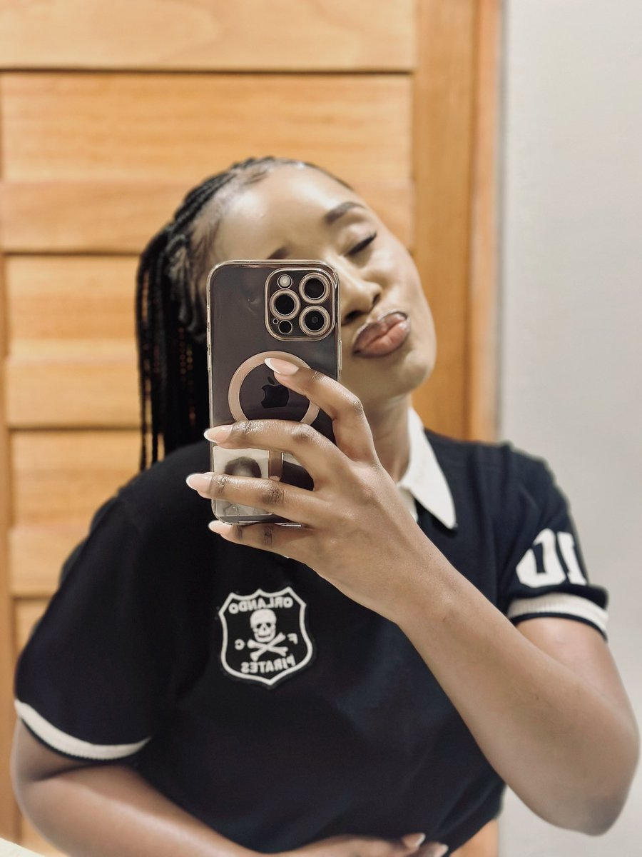 sliezwane's tweet image. Hey my happy people @orlandopirates 🖤🤍 #SowetoDerby #NedbankCupFinal2025