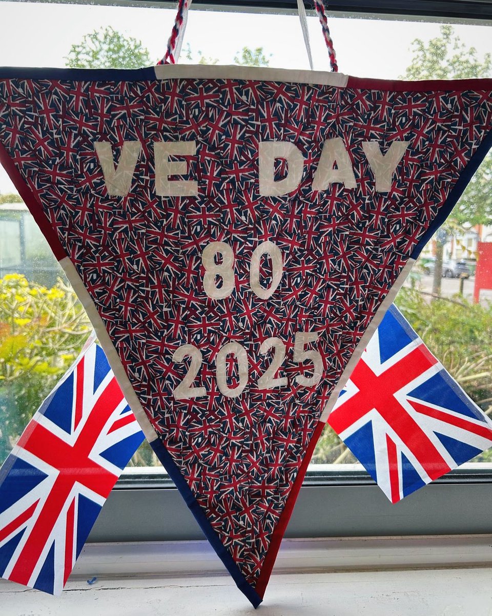 GreenwichLibs's tweet image. The #SladeLibrary Knit and Natter group created a patchwork bunting display for the library to commemorate 80 years of Victory in Europe! Thank you to the talented group for marking the day with us 🇬🇧❤️ #LoveYourLibrary