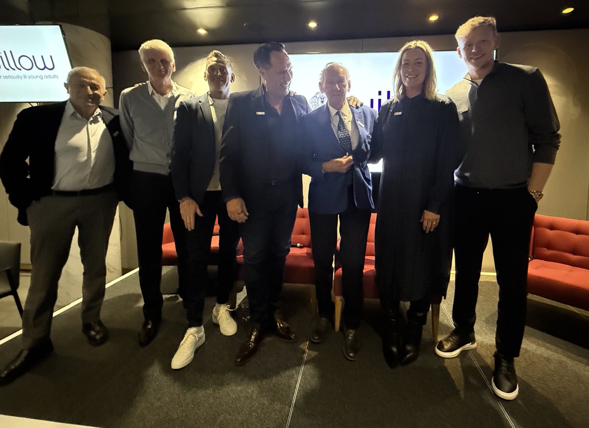 FrankieSk8's tweet image. Fantastic night in the company of the brilliant @AaronRamsdale98 @BobWilsonBWSC @emmsb30 @GrahamStack1 @rosenthal_jim #JohnLukic and of course my absolute fave goalie @thedavidseaman in aid of the amazing Willow Foundation - thank you to everyone who came along to support💜