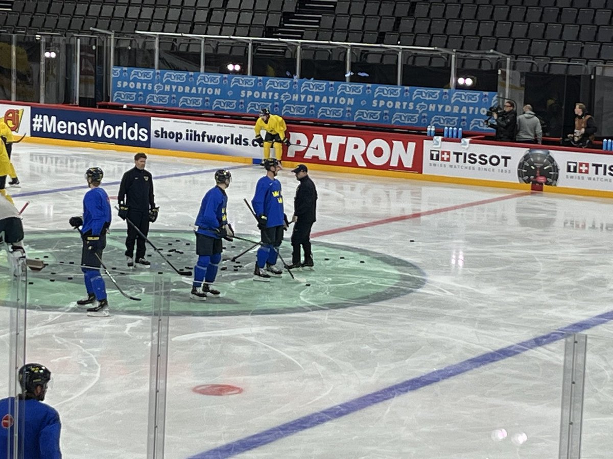 Mikael Backlunds utrustning uppenbarligen på plats. Gör första träningen inför VM-premiären i kväll mot Slovakien.