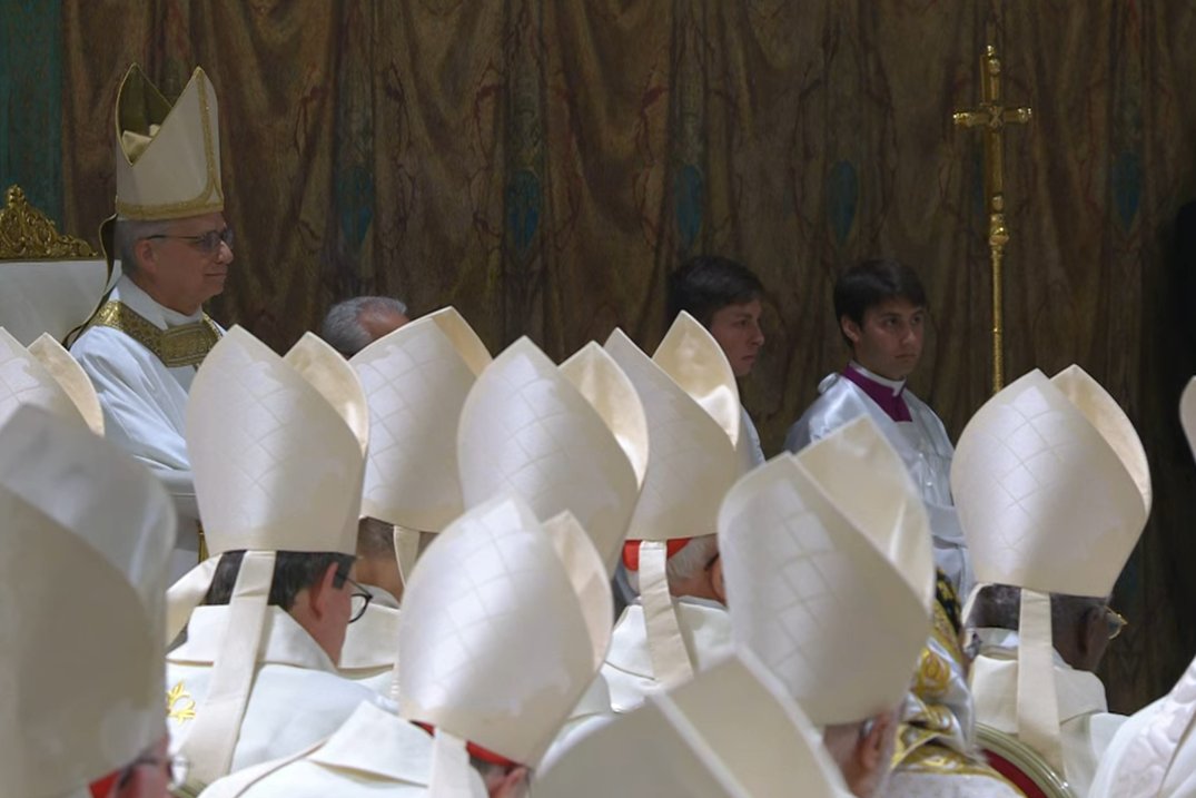 EpiskopatNews's tweet photo. Ojciec Święty Leon XIV w homilii: Zniknąć, aby pozostał Chrystus, stać się się małym, aby On był poznany i uwielbiony, poświęcić się do końca, aby nikomu nie zabrakło możliwości poznania Go i kochania. https://t.co/lPB3owzvm3