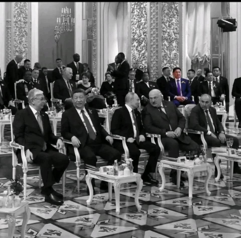 Сүүлийн 3 ерөнхийлөгчийнхөө гадаад харилцаа нэр хүндийг нэг харчих👇

Нэг нь ерөнхийлөгч шиг нөгөөх нь бие хамгаалчдын дунд эцсийнх нь гуравдагч орнуудын дунд🤮