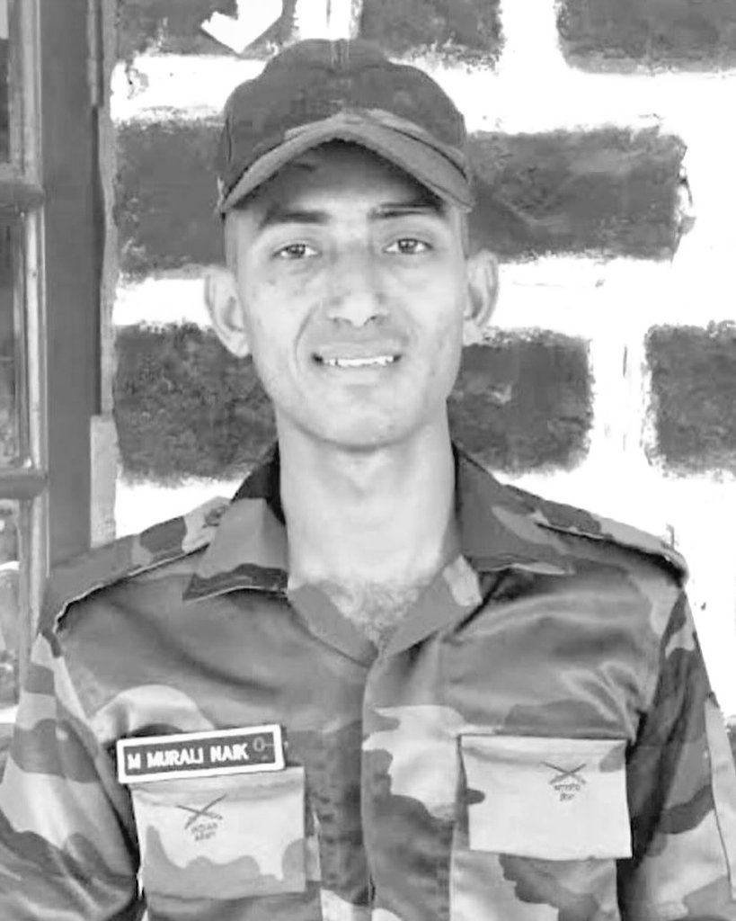 ManagingTrustee's tweet image. జమ్ము కాశ్మీర్లో జరుగుతున్న యుద్ధభూమిలో గోరంట్ల మండలానికి చెందిన జవాన్ మురళి నాయక్ వీర మరణం పొందారు. ఆయన పవిత్ర ఆత్మకు నా హృదయపూర్వక నివాళి.