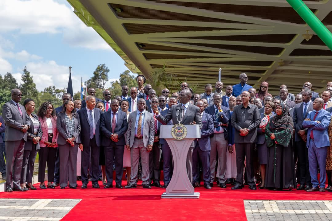 PHIAMAX's tweet image. President @WilliamsRuto today handed over disease surveillance vehicles to county governors at @StateHouseKenya, a step towards stronger public health and emergency response.

@NakuruCountyGov was ably represented by H.E Governor @susankihika.
#FocusedOnServiceDelivery…