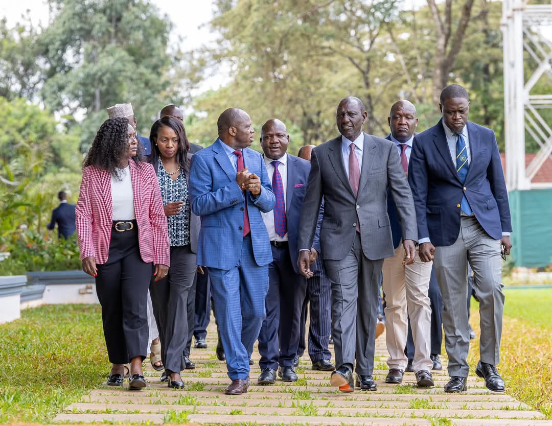 PHIAMAX's tweet image. President @WilliamsRuto today handed over disease surveillance vehicles to county governors at @StateHouseKenya, a step towards stronger public health and emergency response.

@NakuruCountyGov was ably represented by H.E Governor @susankihika.
#FocusedOnServiceDelivery…