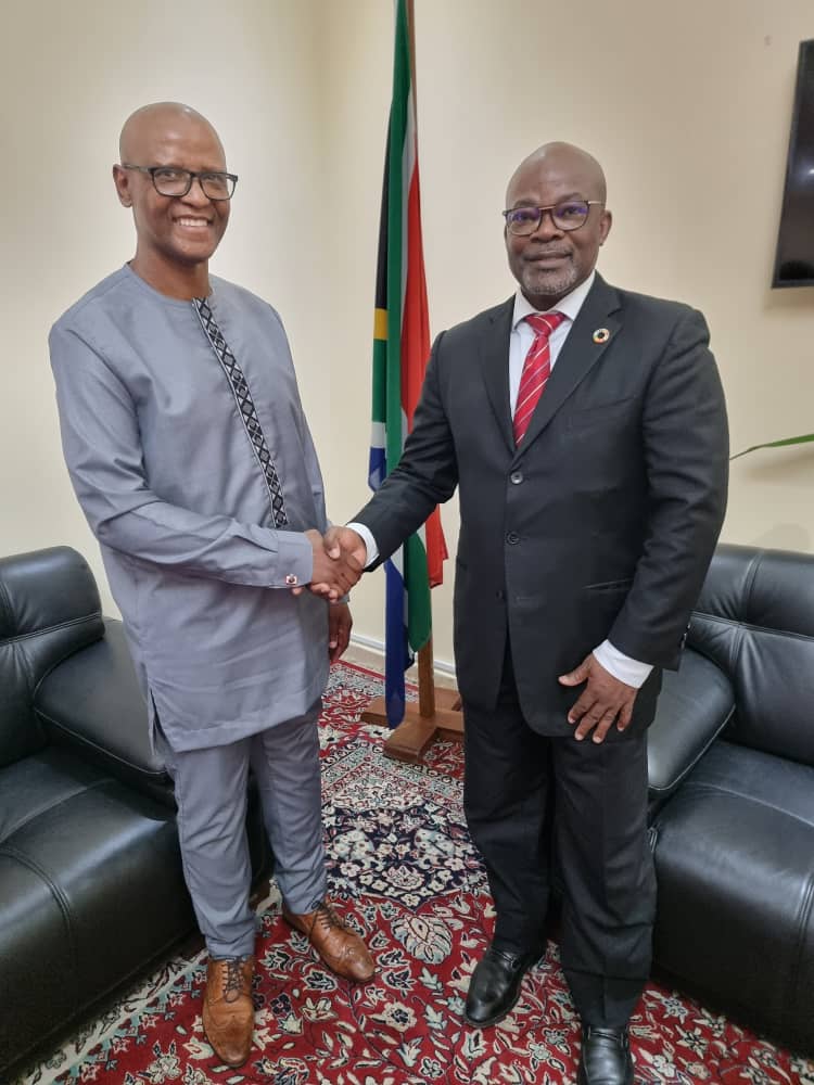 PamCongo's tweet image. 🤝 WFP 🇨🇬 Country Director met with the 🇿🇦Ambassador to discuss collaboration on the South-South cooperation on a WFP farm-to-school feeding pilot project with 🇧🇷. Supported by the India-Brazil-South Africa Fund, the project models local, home-grown school feeding in 🇨🇬.