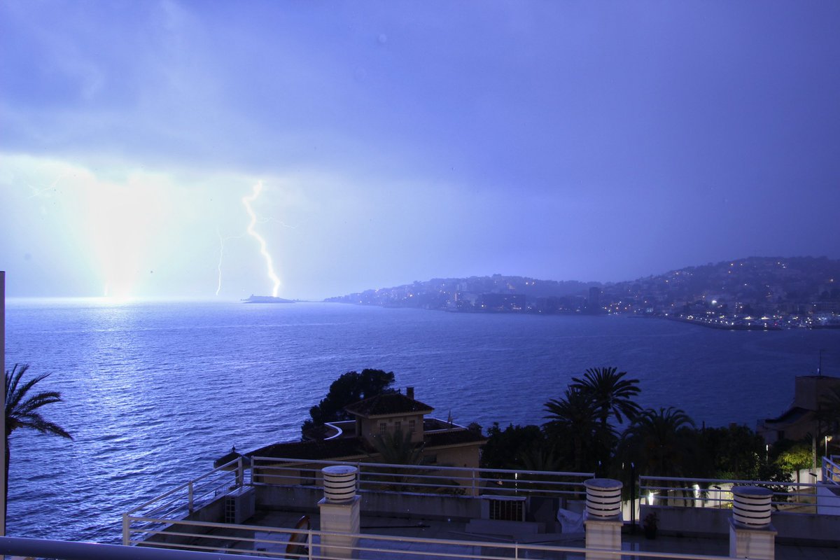 Aparatosa tormenta esta pasada madrugada frente a la costa de #Calvià, descargas eléctricas nube-mar muy potentes⚡️⚡️⚡️
