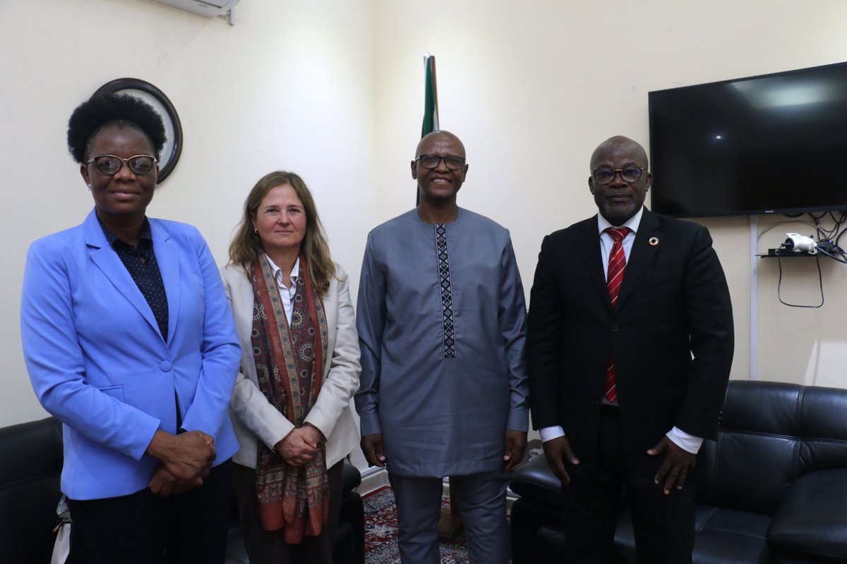 PamCongo's tweet image. 🤝 WFP 🇨🇬 Country Director met with the 🇿🇦Ambassador to discuss collaboration on the South-South cooperation on a WFP farm-to-school feeding pilot project with 🇧🇷. Supported by the India-Brazil-South Africa Fund, the project models local, home-grown school feeding in 🇨🇬.