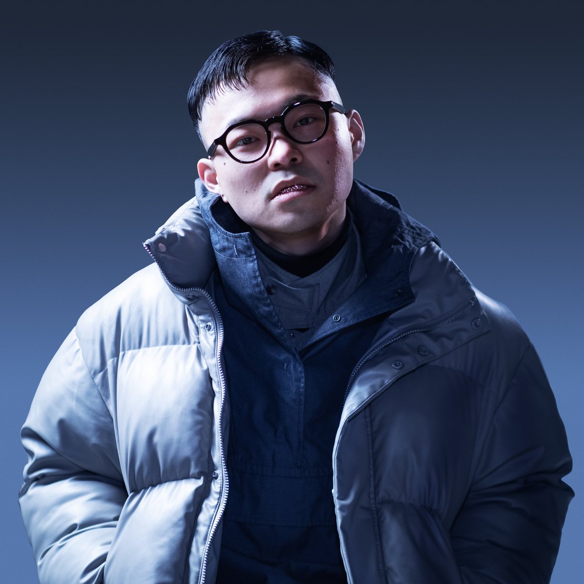 itaq_nasu's tweet photo. 2025年5月23日(金)、ソロでは4年ぶりの3rd Albumをリリースします。

タイトル等詳細は追って発表予定。

それに伴い、本日新しいアーティスト写真を公開。アルバムから先行シングル『預言者』をリリースしました。

Itaq史上最もスピリチュアルなアルバムです。乞うご期待。 https://t.co/Lwl84L2kuG