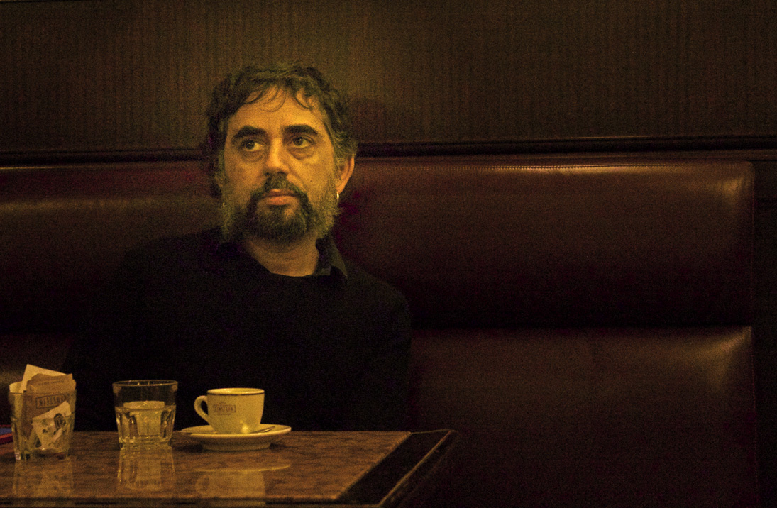 Rescato esta foto que le hice aquella tarde en que me descubrió el Einstein Cafe de Berlín para regalarme una charla apasionada y sincera. Siempre era así.
Fran Gayo, con nosotros vas. 
lne.es/gijon/2025/05/…