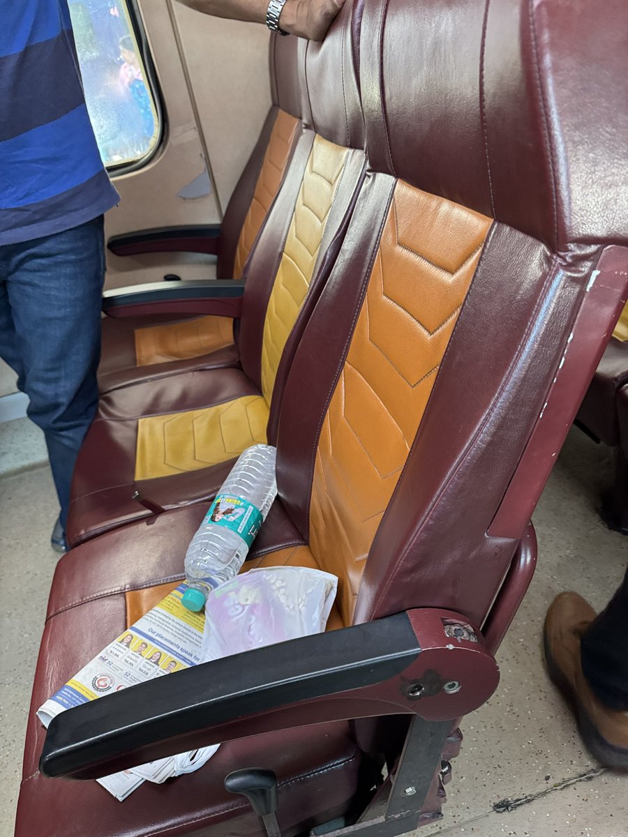 VISHWAMAIRDIT's tweet photo. Dangerous Iron rod in middle of seat which can hurt anyone found in at Seat number 12 of C6 coach of Delhi Lucknow Tejas Express(82502). In fact my clothes also got torn because of this. @indianrail @IRCTCofficial @IndianRailUsers https://t.co/aAyW3VmVDX