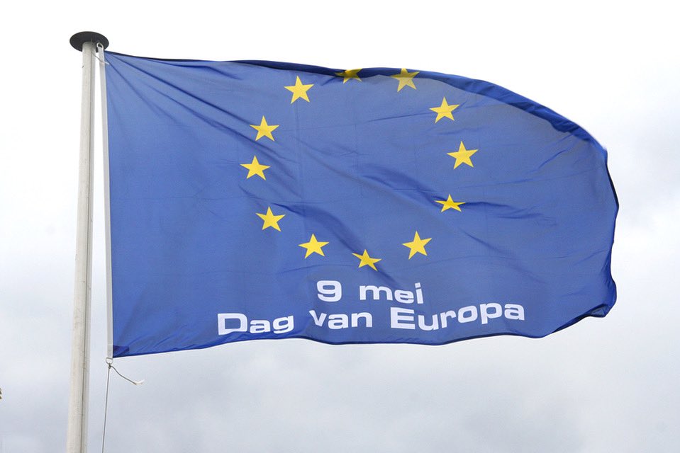 Vandaag is het #Europadag! Europa lijkt soms ver weg, maar is elke dag voelbaar in onze gemeente. Van duurzame energie tot steun voor jongerenprojecten – Europese keuzes raken ook ons lokaal.
#EuropaDichtbij #SamenSterk #LokaalEnEuropees