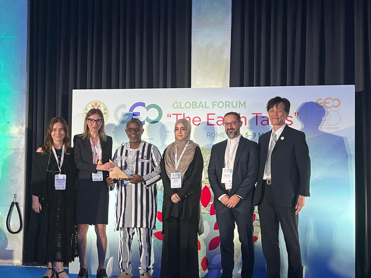 A team including Alhaji Omar Seidu won an international award issued by Group on Earth Observations for SDGs. The award was in recognition of an article they published on Marine Litter Detection and Reporting in Ghana. UENR and CERSGIS
#SDG #EO4SDG #Ghana #SDG14