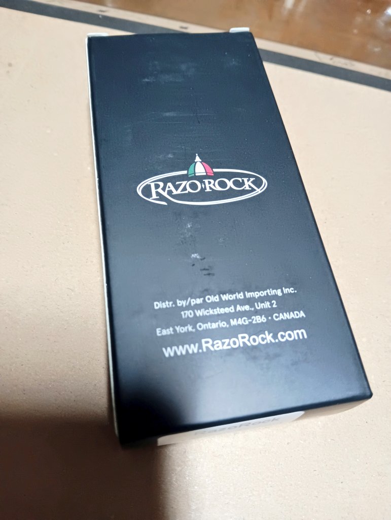Hiruyoruoden's tweet photo. 家族が増えるよ!!
やったねたえちゃん!
#両刃カミソリ
#razorock
#GermanSlant
#KOJAKRAZOR https://t.co/Hx2SanfkuJ