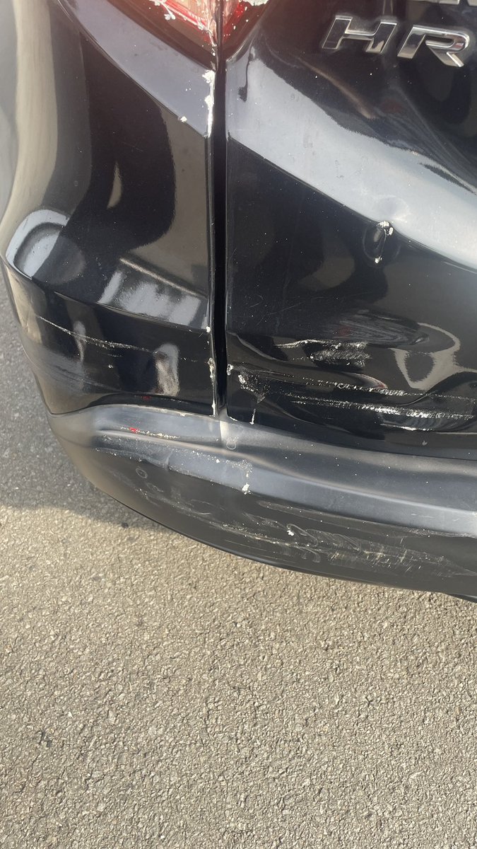 Mobil gw ditabrak truk barang di jalan tol. Bosnya tinggal di jawa tengah. Supirnya udah pasti gak bisa ganti. Kalo kayak gini solusinya gimana ya, dan jaminan bosnya biar ganti rugi apa kira2. Ada yg pernah case kayak gini?