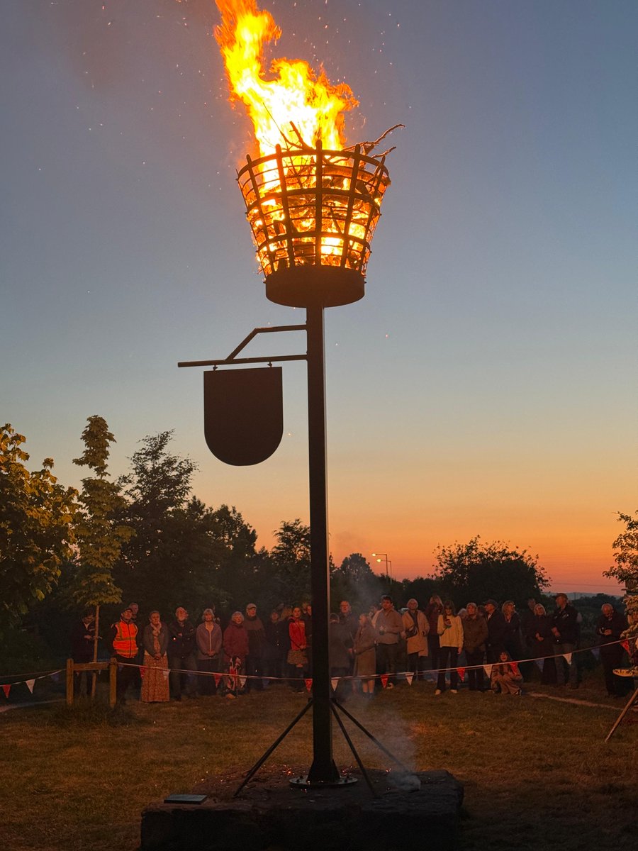 Dewis o'n Beacons ar hyd arfordir Fflint yn noson ddoe, wedi'u goleuo'n cof am Ddydd VE.

A selection of our Beacons across the Flintshire coast last night, lit in commemoration of VE Day. 

#FlintshireCountrysideandCoast #VEDay80