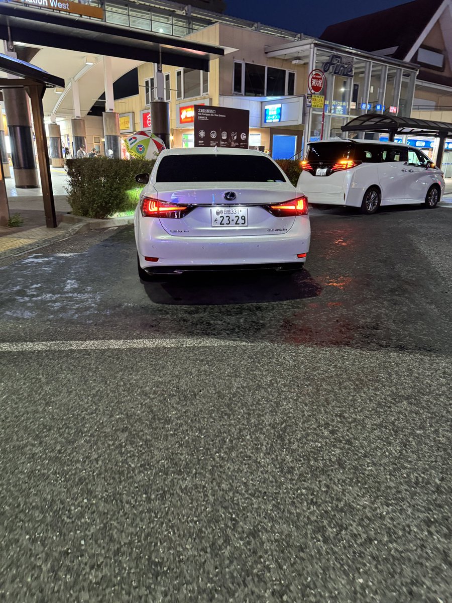chinasoba's tweet photo. タクシー停車場に堂々と停車する反社 https://t.co/x7DM0geb2d