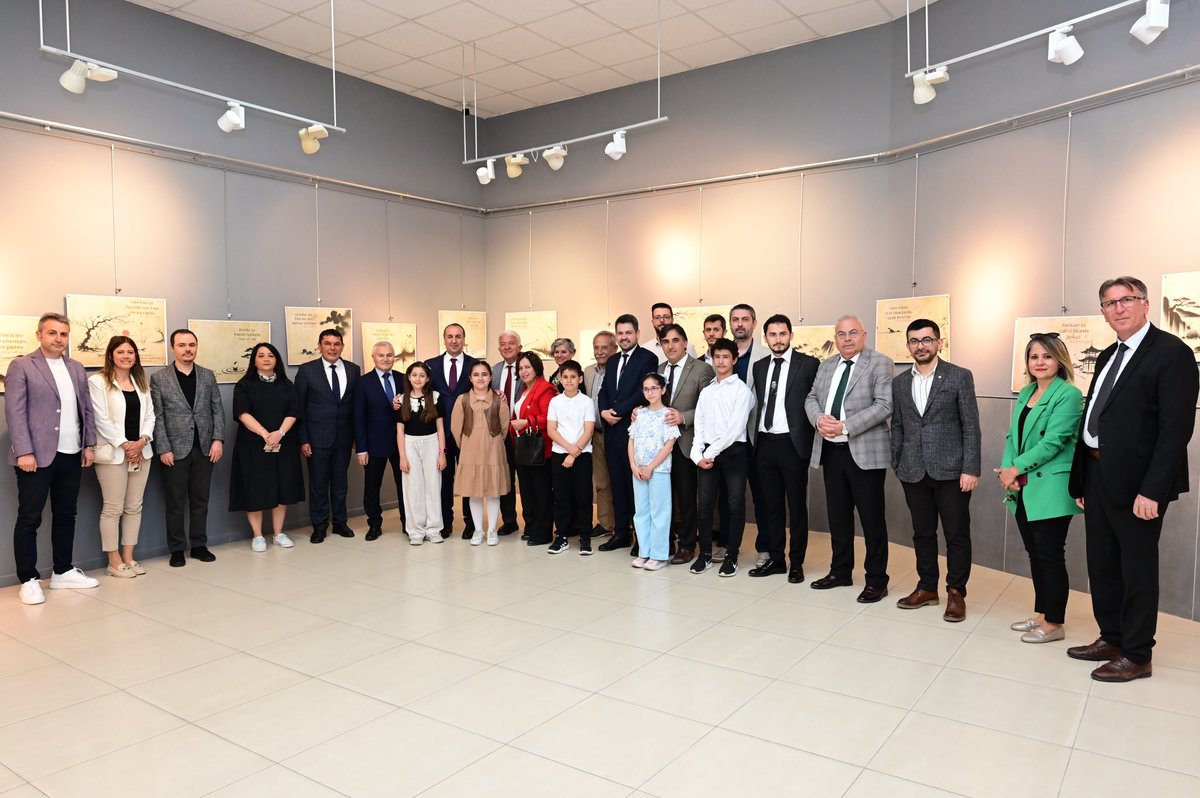 Yapay zekâ destekli görsellerle zenginleşen sergide, öğrencilerimizin çevre bilinci ve sanatsal yaratıcılığı göz doldurdu.

İl Millî Eğitim Müdürümüz Sn. Halil YÜCEL’in katılımlarıyla gerçekleşen etkinlikte, çocuklarımız erken yaşta sorumluluk kazanmanın örneğini sergiledi.