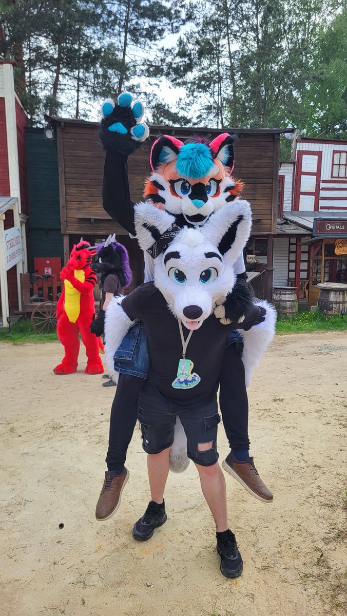 I love riding foxes. 😼🦊

Happy #FursuitFriday

🦊: <a href="/Markus_demon/">Markus</a> 
📸: @/wikcz
