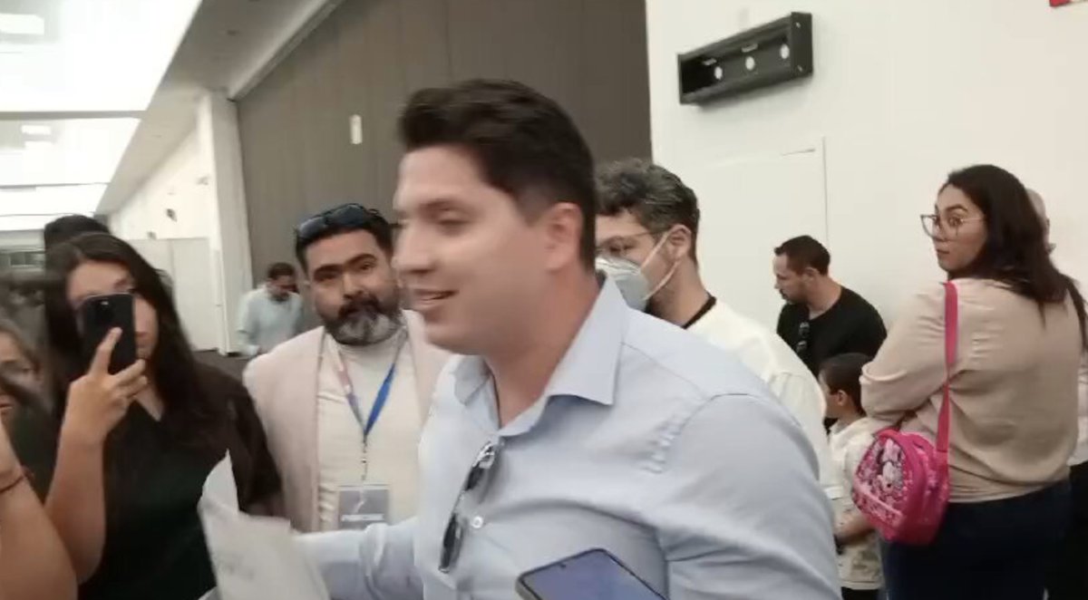 RealArturoH's tweet photo. Me acordé de cuando lo confronté en la FIL Guadalajara por su corrupción ¿su respuesta? huir como cobarde, esconderse entre sus guardaespaldas. Porque el señor es muy valiente para insultar, para decir que "se las metimos doblada", para llamar a fusilar a opositores... Pero alguien se le pone de frente y se orina: un viejo decrépito y cobarde, eso es.