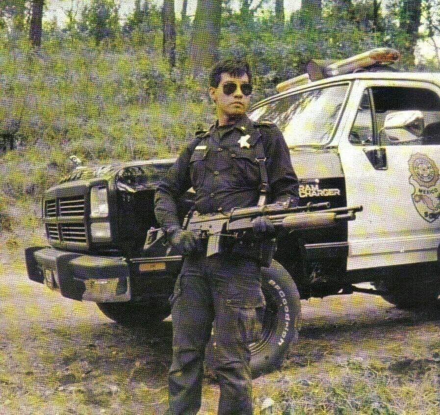 DocStrangelove2's tweet photo. A Mexican Highway Patrolman with an FN FNC modified with an underslung Remington 870 https://t.co/BrsyVk3aW8