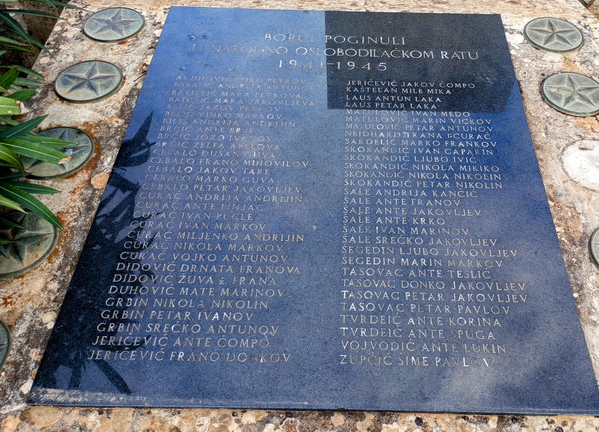 Ursa kaže "Prije 80 godina neprijatelji su položili oružje..", za koju godinu će učit dicu kako su Nijemci i Talijani došli na otok kupat se i sunačat te su usput poubijali stotine divljih otočana