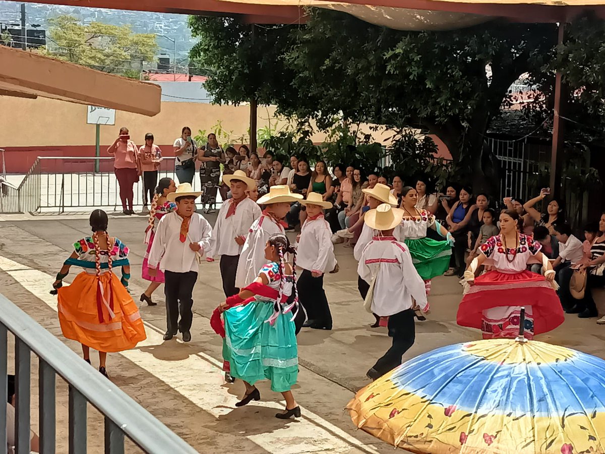 XFolklorico's tweet photo. Festejando el Día de las Madres en la escuela primaria Guadalupe Victoria en la colonia Azteca de Temixco.

Felicidades!!! 💃🏻🥳🎉🎊 https://t.co/2zN91st3fF