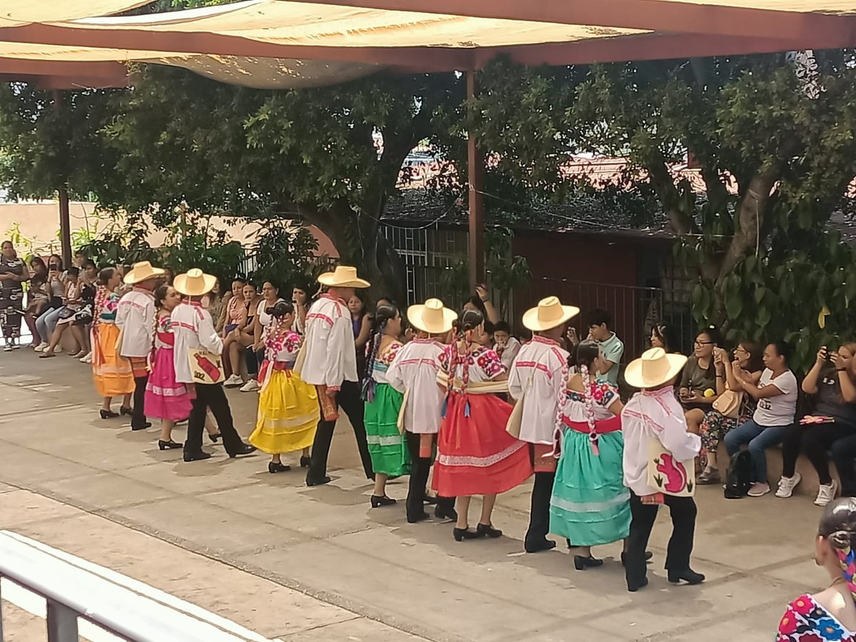 XFolklorico's tweet photo. Festejando el Día de las Madres en la escuela primaria Guadalupe Victoria en la colonia Azteca de Temixco.

Felicidades!!! 💃🏻🥳🎉🎊 https://t.co/2zN91st3fF