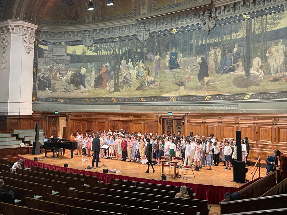 Concert inter-établissements dans le grand amphithéâtre de la Sorbonne : concert ressemblant les élèves de CHAM des collèges Claude Monet, Germaine Tillion, Marie Curie, François Villon et Edgar Varèse.