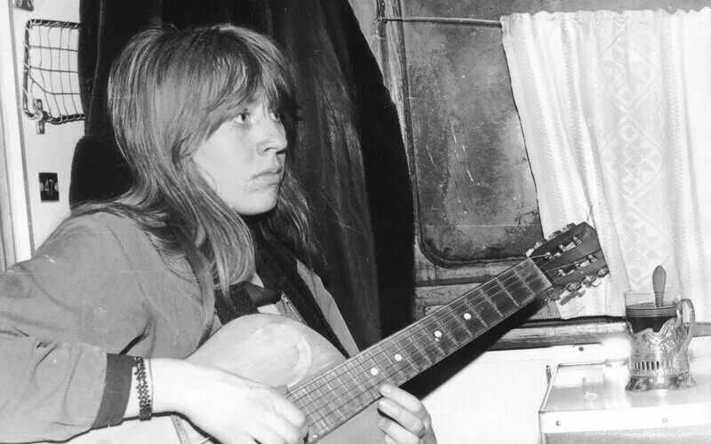 34 года назад не стало Янки, талантливейшей поэтессы и исполнительницы собственных песен, которые в нынешние годы актуальны как никогда. Помяну сегодня и обязательно послушаю трэки, благодаря которым сформировались мои музыкальные вкусы много лет назад.