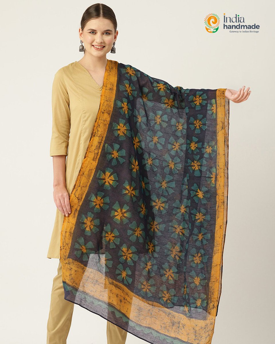 Indiahandmade_'s tweet image. Batik Print – A stunning blend of wax-resist dyeing and intricate artistry. Starting with de-starched white fabric, soaked and rinsed, then laid over sand for printing.

🛍️ Explore Batik print textiles now at Indiahandmade.com.

#gitag #batikprint #blockprints