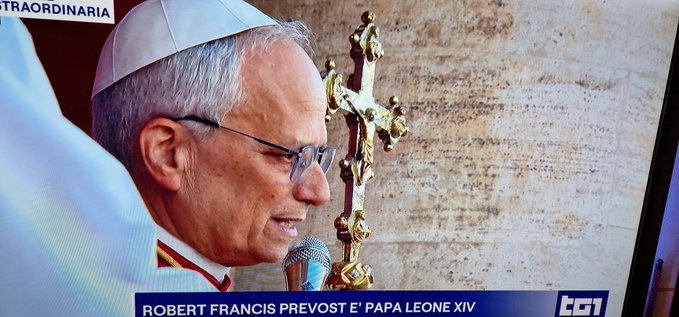 marika573's tweet photo. Sarà arduo il suo impegno ma ha detto: -  prendiamoci per mano e siamo insieme un ponte l'un l'altro di Pace -  e se Papa Francesco è stato un uomo tra gli uomini adesso  tocca a noi essere i nuovi Apostoli di #PapaLeoneXIV https://t.co/81Uq6RfLIe