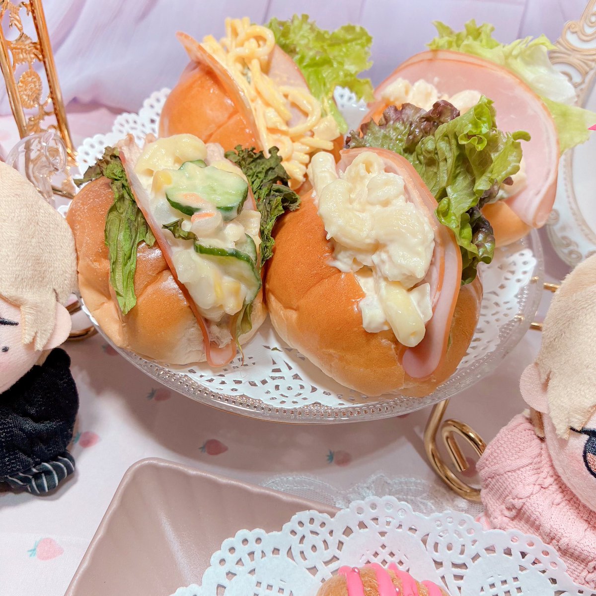 「せっかくケーキスタンドとガラスの茶器持ってんだしアフタヌーンティーするか！」ってことで、おうちで圭圭ちゃん概念アフタヌーンティーしました！！🖤🩷🫖✨
