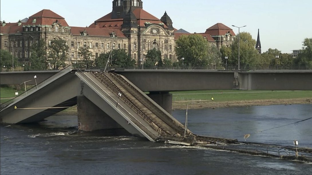 Und nun zum Frühstück ein Klassiker von Simon &amp; Garfunkel, heute in der Dresden Edition: „Water Under Troubled Bridge“
#Priebshow