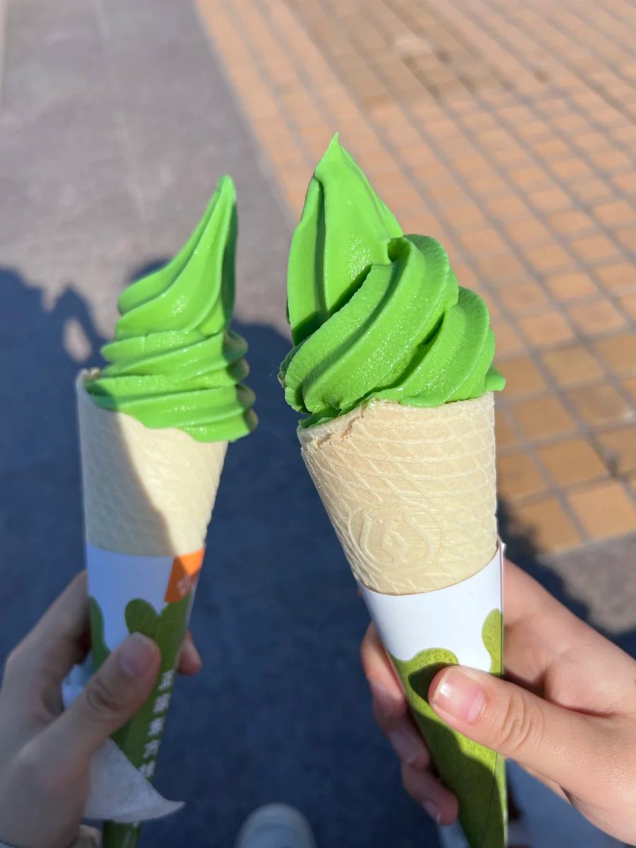 sswbxllfg's tweet image. The spring breeze turns the treetops green, and also brings the good mood of matcha cones🍦🌳
Sunshine, ice cream and you, just right together~
#SpringLimited #MatchaControl #HappyLittleMoments💚☀️🍃