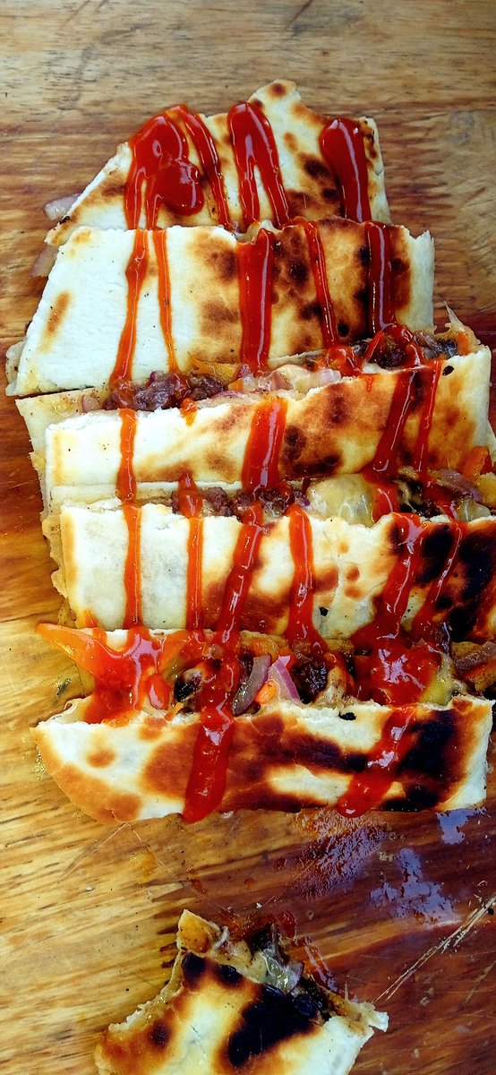 ROtsile's tweet photo. If hair can have salon.why not your stomach too๐คฃ๐คฃ
#PizzaDilla
#Foodsalon https://t.co/27upT538QD