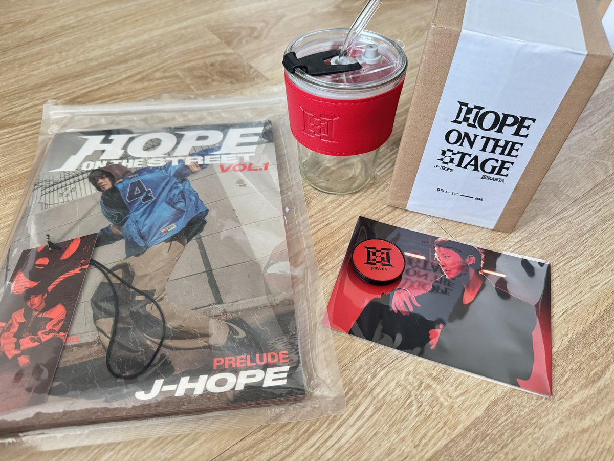 Hi hi!! aku mau berbagi ini untuk 3 pemenang. Ada:
1 album hope on the street
1 tumbler (benefit gift vip)
1 postcard &amp; 1 griptok (benefit gift vip)

Rules nya rt &amp; like, tidak perlu follow. Rep ya kalian kemaren nonton konser/ engga.
Tidak untuk diperjual belikan!

Good luck 🫶🏻