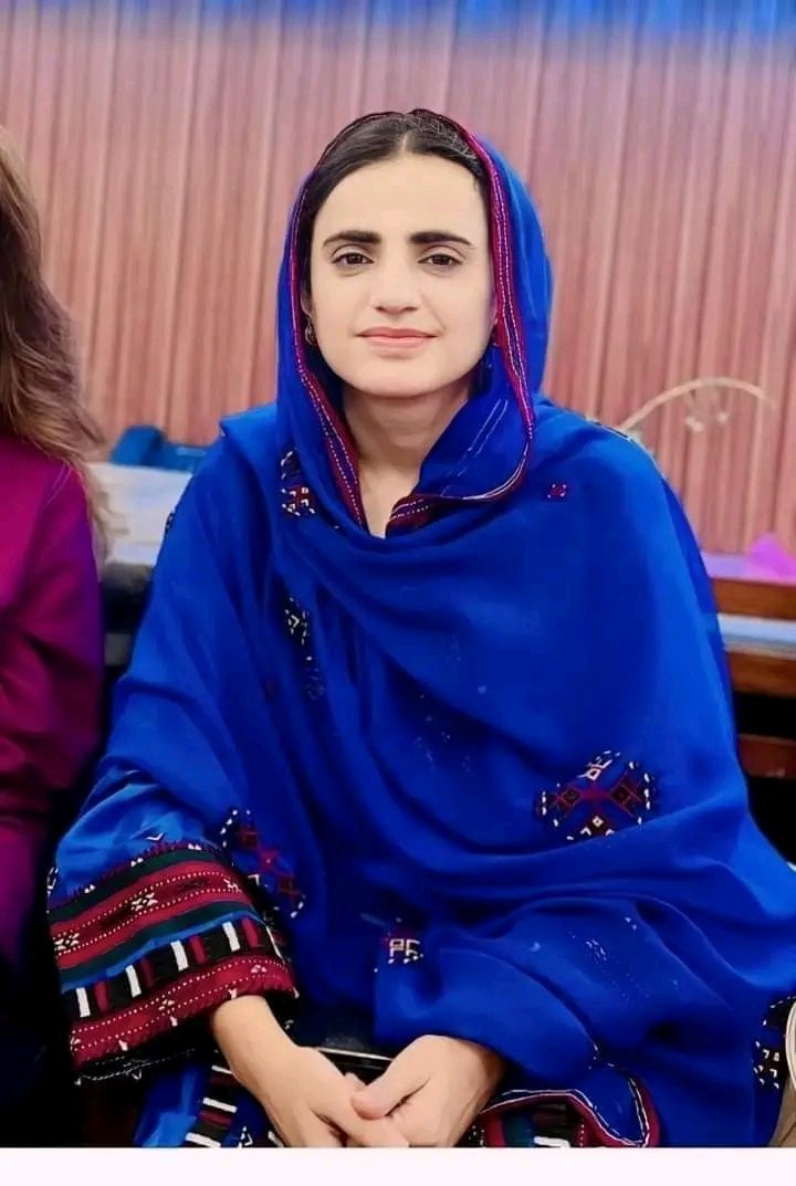 بلوچوں کی ایک پوری نسل پاکستان کے قید خانوں میں دم توڑ رہی ہے آئیے اپنی زندہ نسل کو زندہ رکھنے کی خاطرہ جہدوجہد کریں

#ReleaseDrMahrangBaloch
#BalochMissingPersonsDay
#ReleasebeebowBaloch
#ReleaseGulZadiBaloch