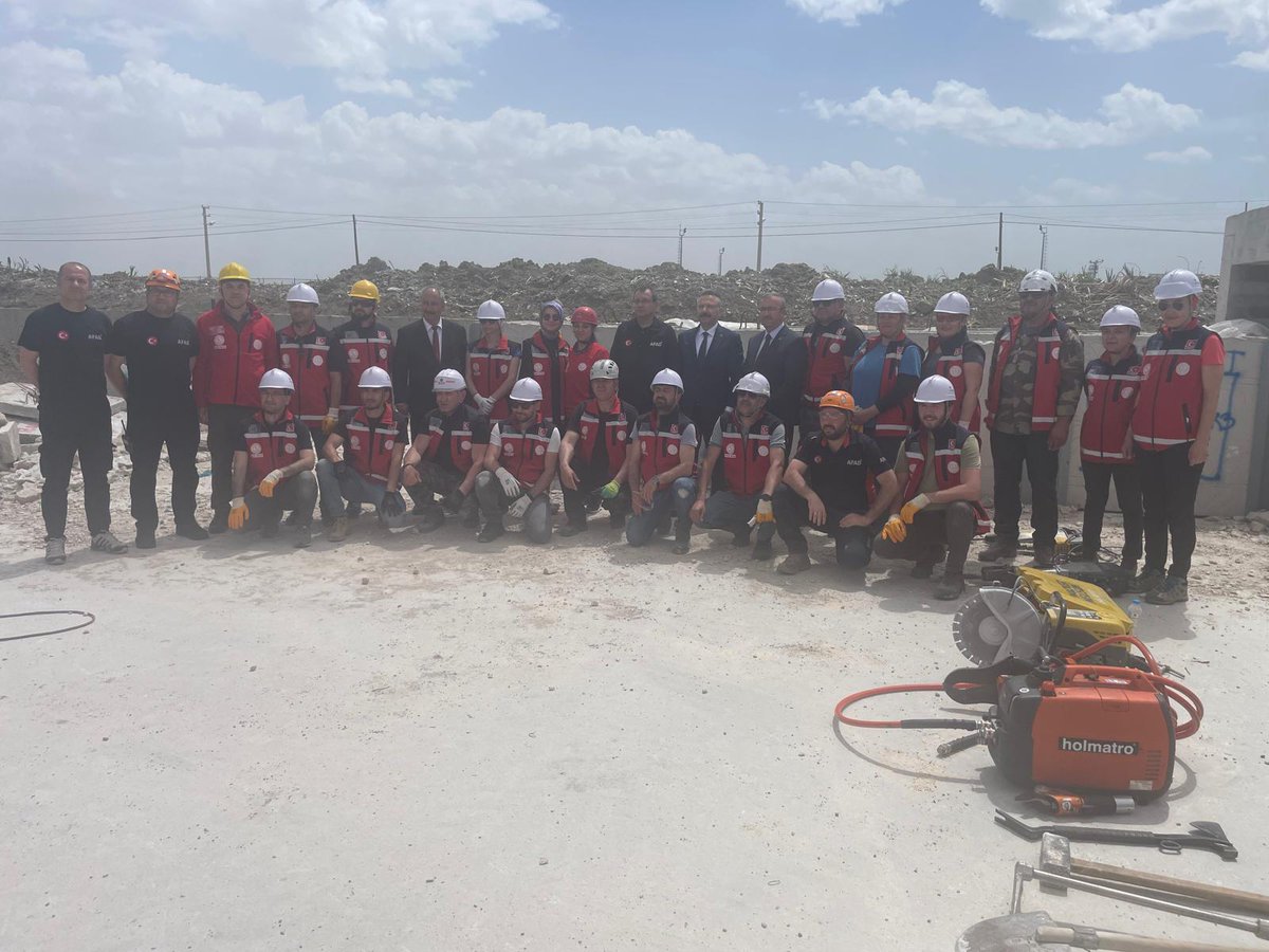 Egitimlerini tamamlayan   24 arkadaşımızın katılımıyla MEB AKUB Ekibimiz katildi.Eskisehir MEB AKUB ekibimiz . Sayın Valimizin de eğitimi ziyareti ve takdir dolu sözleri, arkadaşlarımıza büyük moral ve motivasyon kaynağı oldu.
@Yusuf_Tekin <a href="/ozkan_meb/">Özkan AVCI</a> <a href="/sinan_umem/">Sinan Aydın</a> <a href="/anilosman/">Osman ANIL</a>