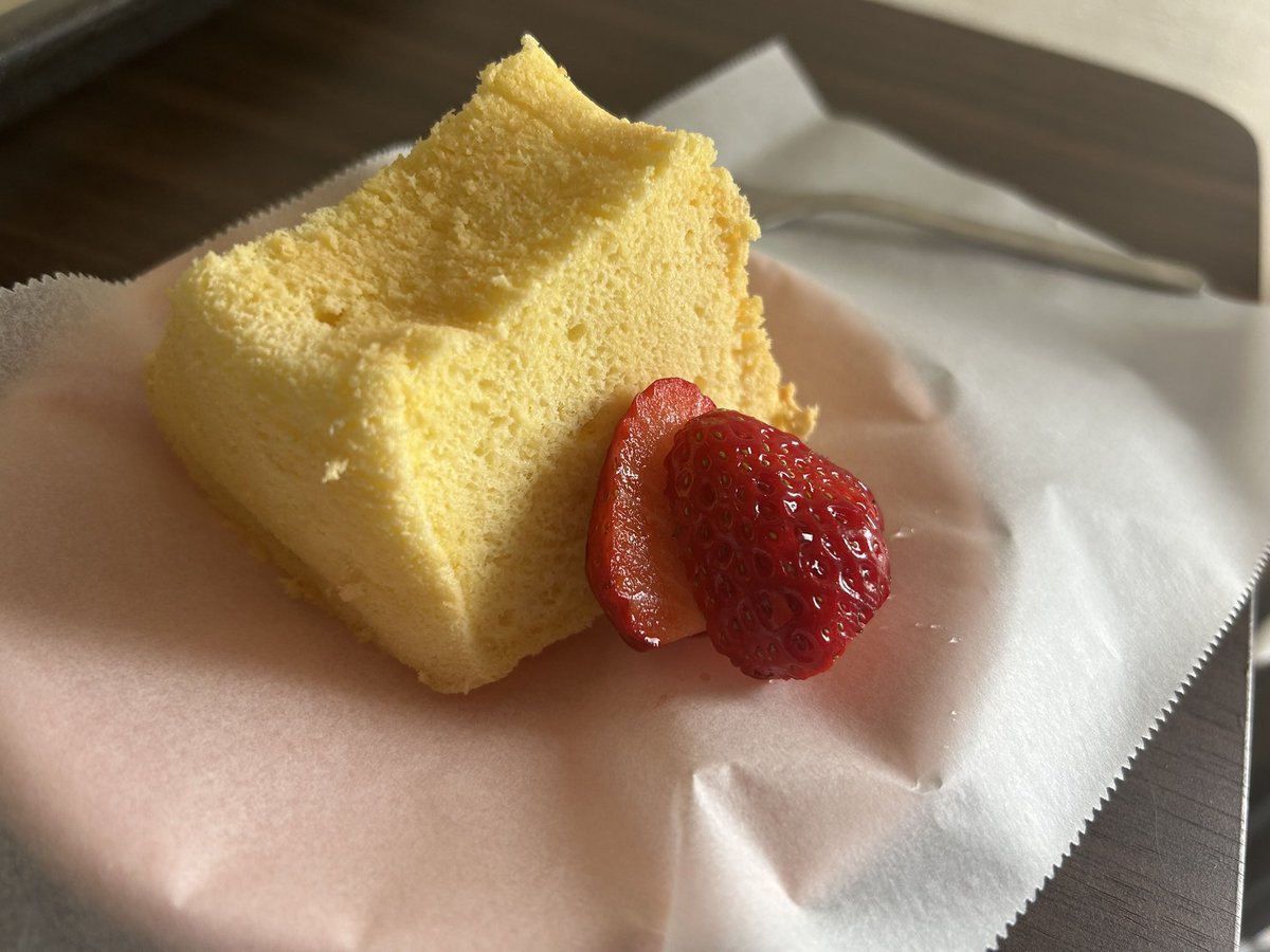 Nancynaoko2355's tweet photo. 生のお米からシフォンケーキを作って貰いました。
僕の珈琲と共に頂きました。 https://t.co/nEzjTbcbGN