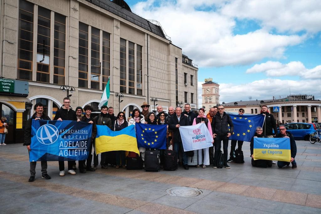 L’Europa rinasce a Kyiv.

Oggi è la festa dell’Europa, e noi siamo qui a Kyiv, per unirci alla lotta per la pace e la libertà del popolo ucraino e dei suoi governanti. 
Da oltre tre anni l’Ucraina subisce l’assassinio di migliaia e migliaia di uomini e donne in divisa o senza,