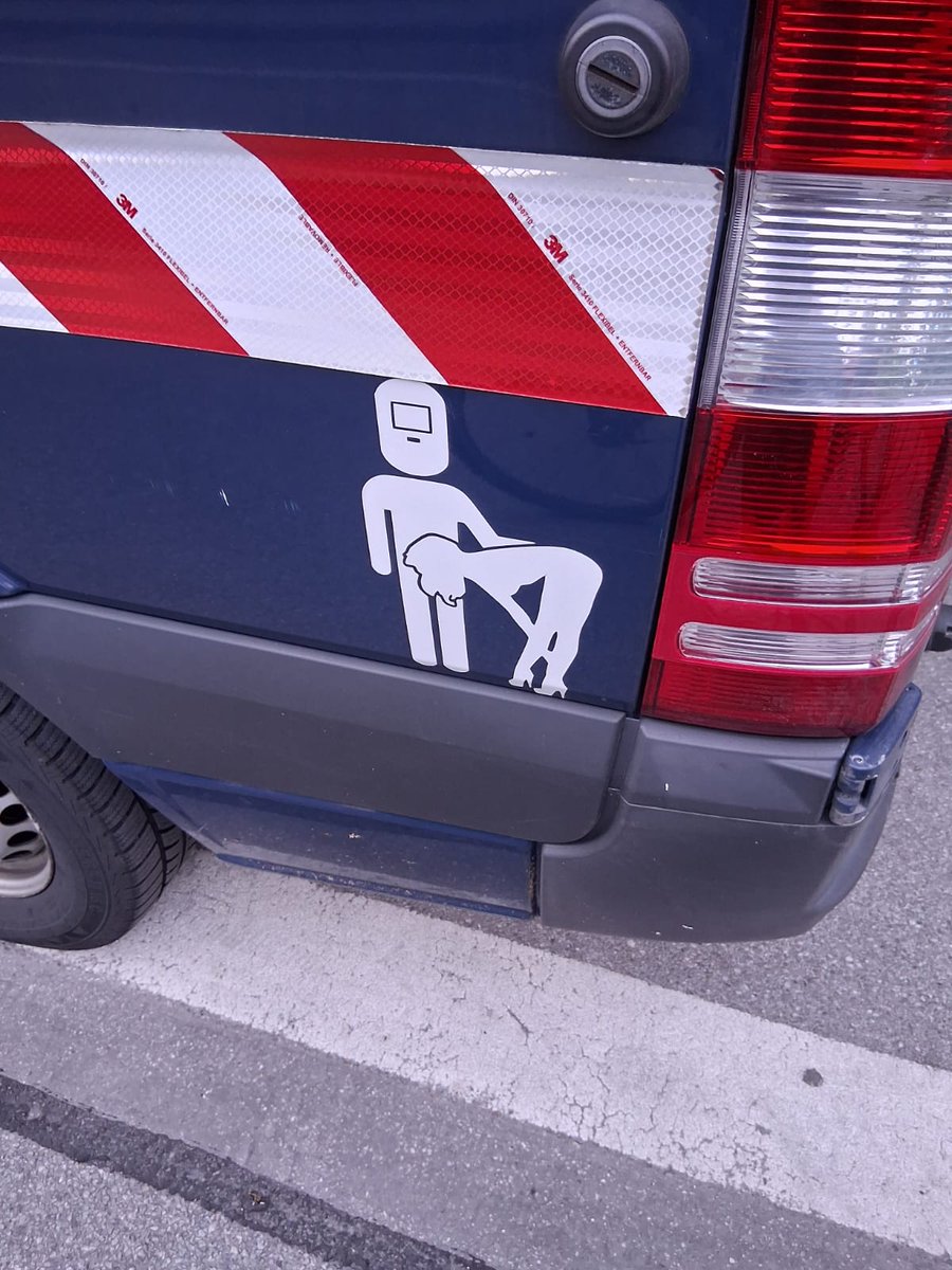 Guten Morgen, lasst uns mal über alltäglichen #Sexismus reden.
Eine Fachfirma für Rohrleitungsbau hat diesen Aufkleber am Firmenauto.