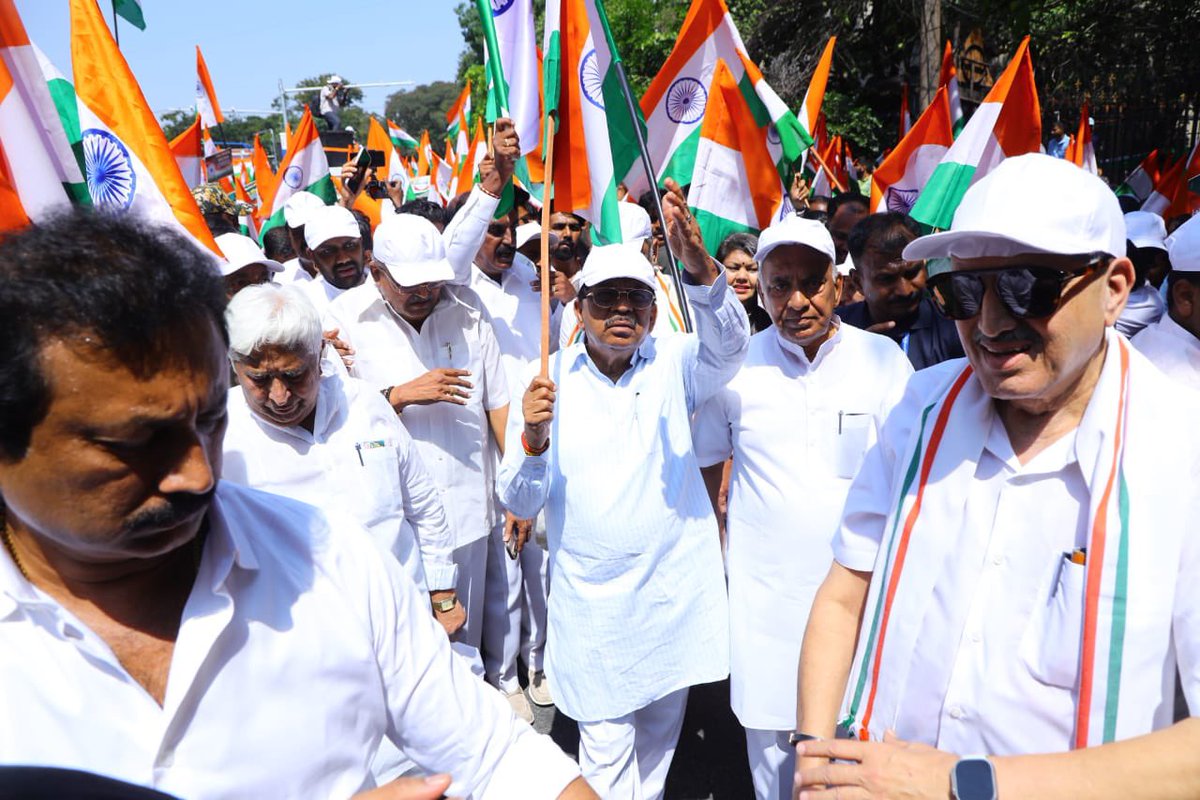 ಪಹಲ್ಗಾಮ್ ನಲ್ಲಿ ಅಮಾಯಕ ನಾಗರಿಕರ ಮೇಲೆ ನಡೆಸಿದ ಉಗ್ರರ ದುಷ್ಕೃತ್ಯಕ್ಕೆ ಪ್ರತಿಯಾಗಿ ಭಾರತೀಯ ಸೇನೆ ನಡೆಸುತ್ತಿರುವ ‘ಆಪರೇಷನ್ ಸಿಂದೂರ್’ ಕಾರ್ಯಾಚರಣೆಯನ್ನು ಬೆಂಬಲಿಸಲು ನಮ್ಮ ಕಾಂಗ್ರೆಸ್ ಪಕ್ಷದ ವತಿಯಿಂದ, ಸನ್ಮಾನ್ಯ ಮುಖ್ಯಮಂತ್ರಿಗಳಾದ ಶ್ರೀ ಸಿದ್ದರಾಮಯ್ಯನವರು ಹಾಗೂ ಉಪ ಮುಖ್ಯಮಂತ್ರಿಗಳಾದ ಶ್ರೀ ಡಿ.ಕೆ. ಶಿವಕುಮಾರ್ ಅವರ ನೇತೃತ್ವದಲ್ಲಿ
